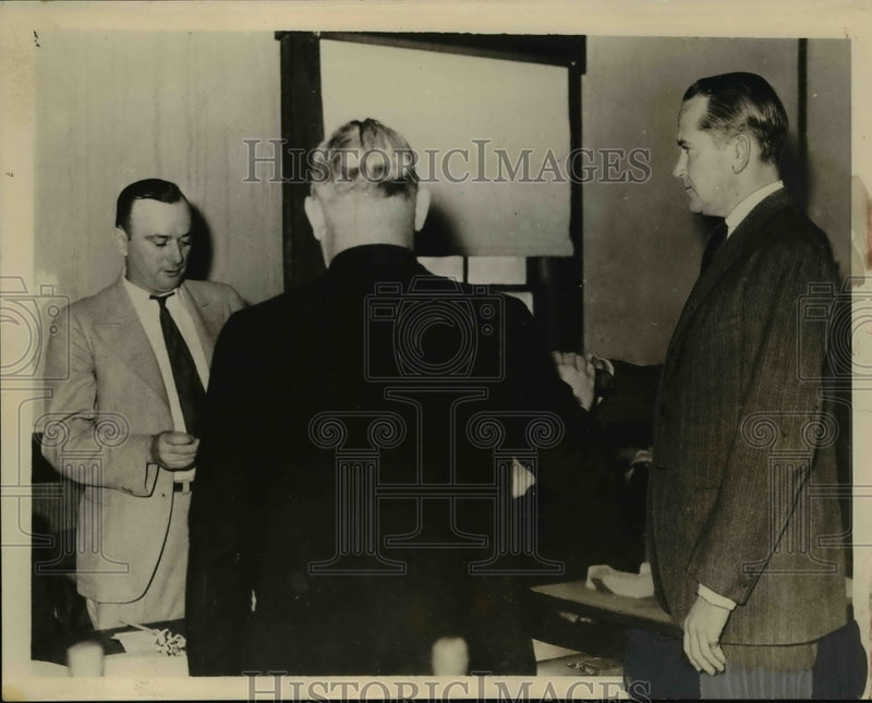 Load image into Gallery viewer, 1935 Press Photo H. Bradley Davidson at the Community House in Pinehurst
