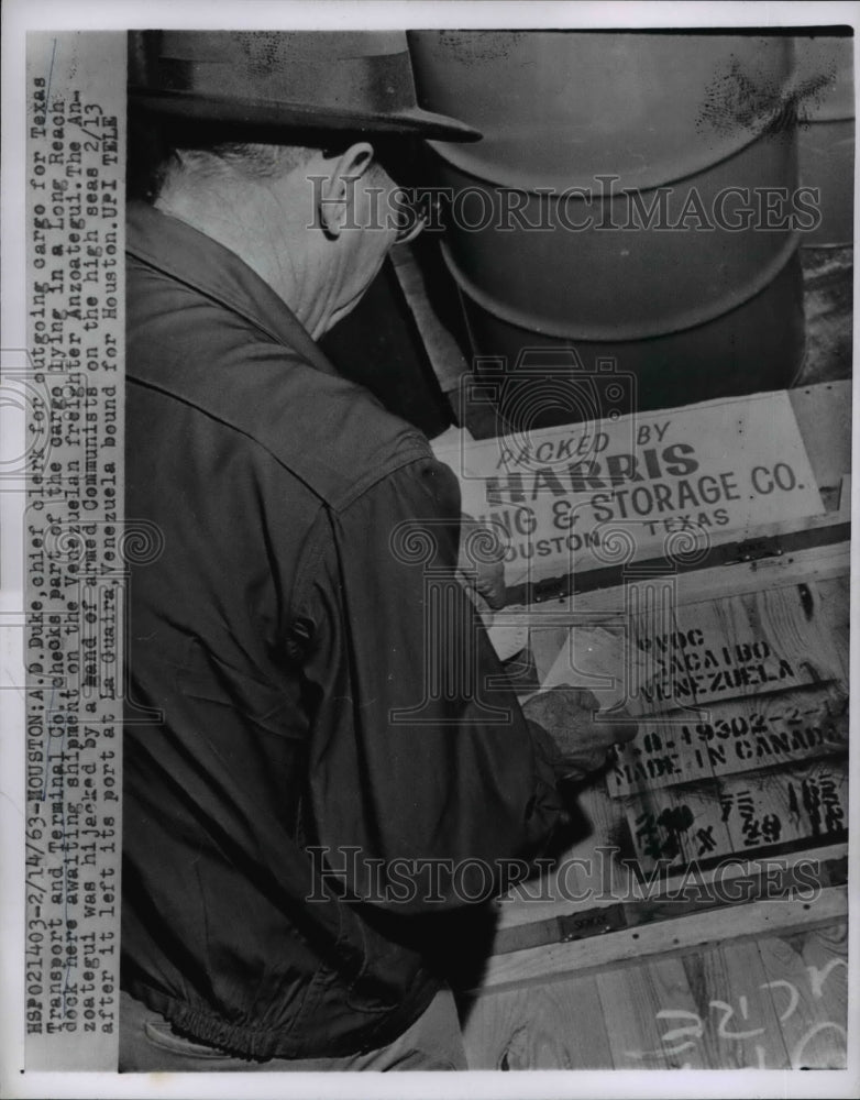 Load image into Gallery viewer, 1963 Press Photo A.D. Duke,Chief Clerk,Texas Transport and Terminal Company
