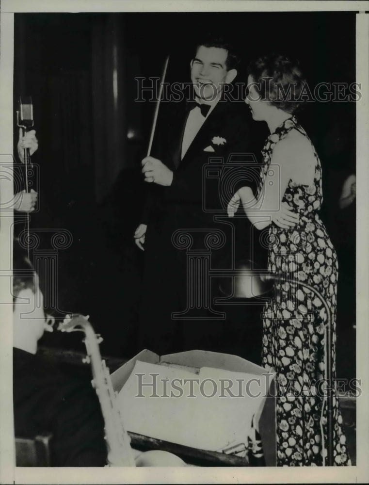 Load image into Gallery viewer, 1936 Press Photo Miss Jane McMullen and James Osbourne Holiday Fun at Pinehurst
