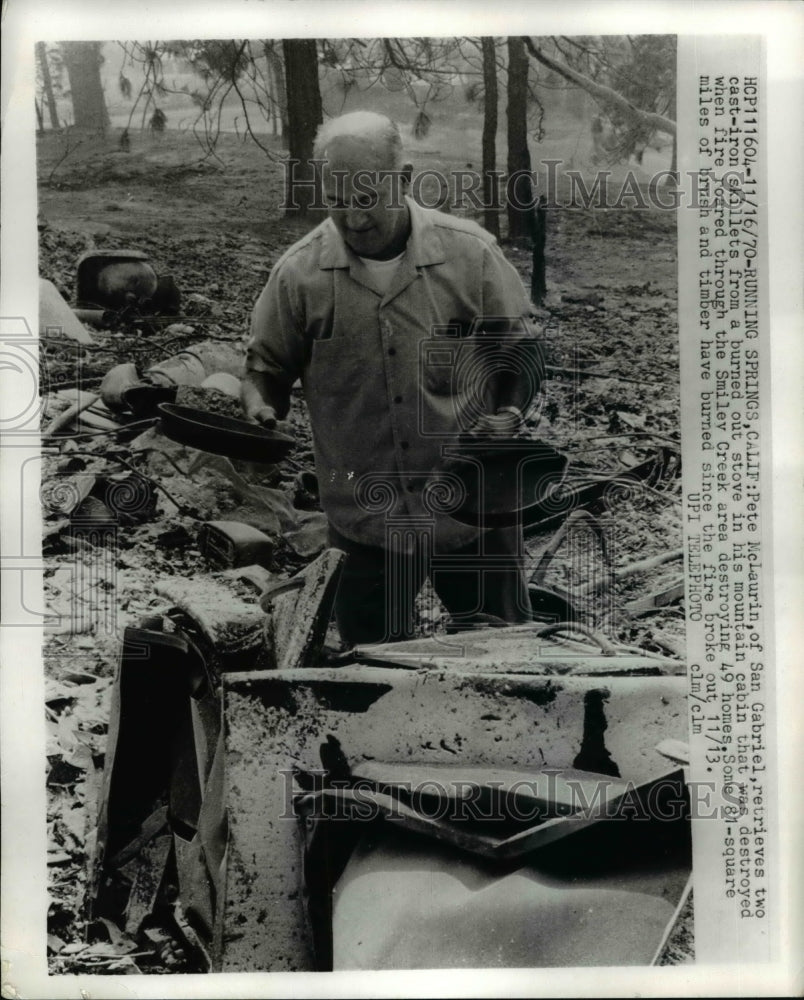 1970 Press Photo Pete McLaurin Retrieves Two Cast Iron From a Burned Out Stove