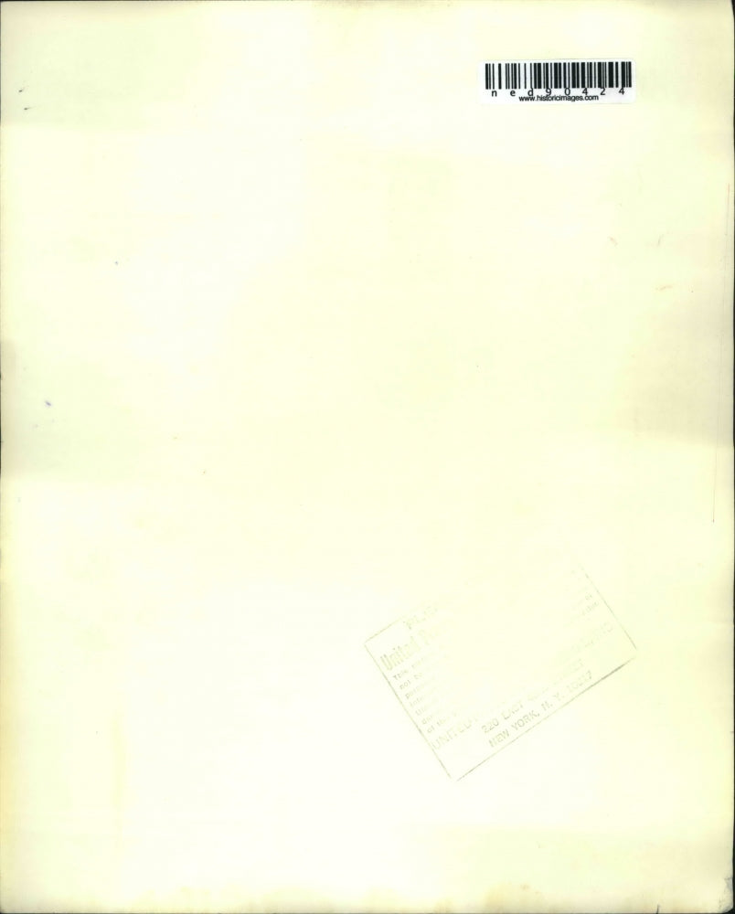 1970 Press Photo Pete McLaurin Retrieves Two Cast Iron From a Burned Out Stove