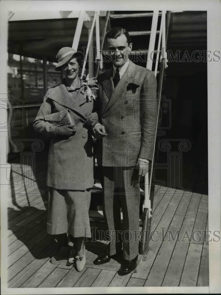 Load image into Gallery viewer, 1934 Press Photo Newlywed Alexanders Sail for Bermudan Honeymoon

