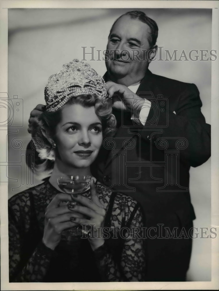 Load image into Gallery viewer, 1949 Press Photo James L. Val Crowns the Champagne Queen Ellye Marshall
