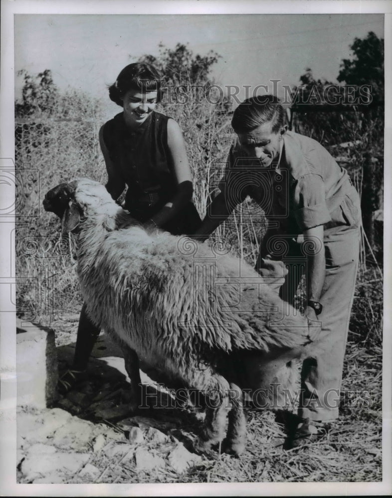 Load image into Gallery viewer, 1953 Press Photo Carol Vandiver,at the International Farm Youth Exchange
