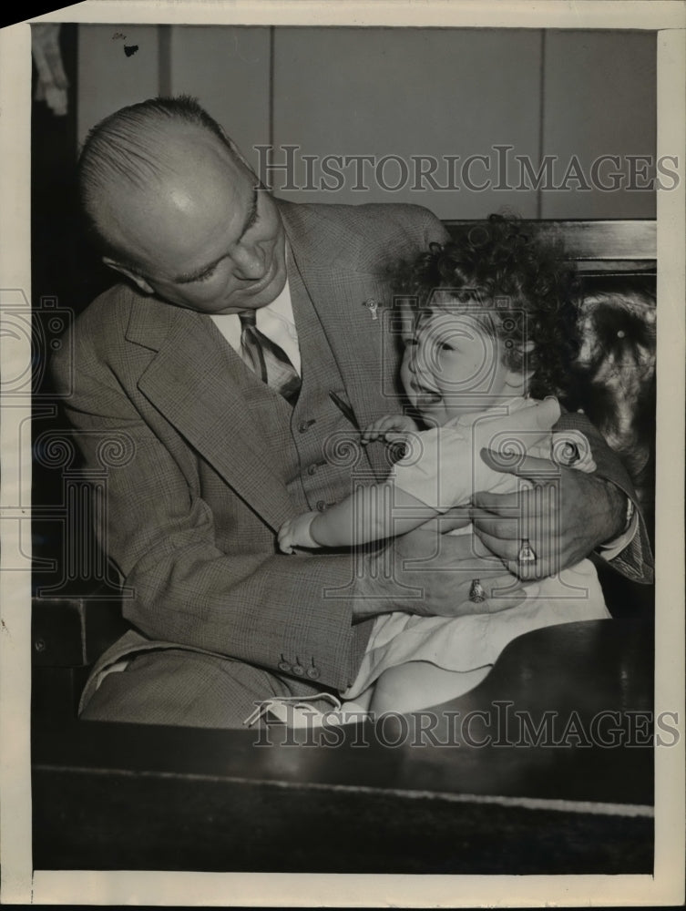 1944 Press Photo Baby Daughter of Actress Joan Barry, is shown in Court