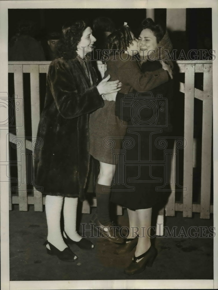 Load image into Gallery viewer, 1946 Press Photo Godmother meets her goddaughter after 8 years
