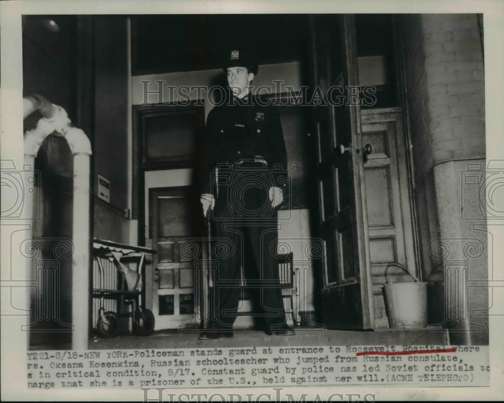 1948 Press Photo Policeman on guard at the entrance of Roosevelt Hospital.