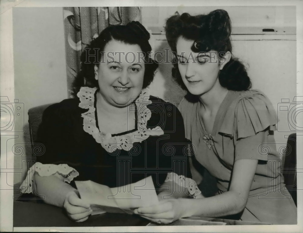 1943 Press Photo Lady Pastor ruins a family