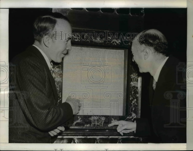 Load image into Gallery viewer, 1941 Press Photo Copy of the Magna Carta,redeposited in the Library Congress
