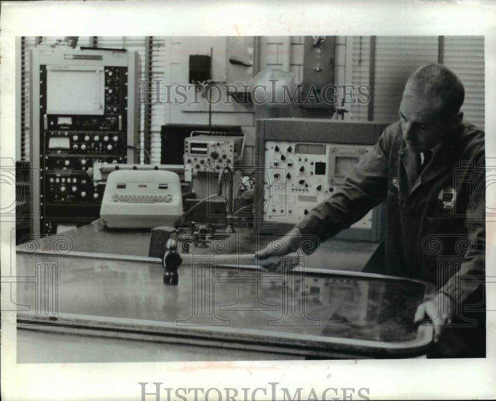 Press Photo Donald McClaren,research technician at Penn Central Transportation