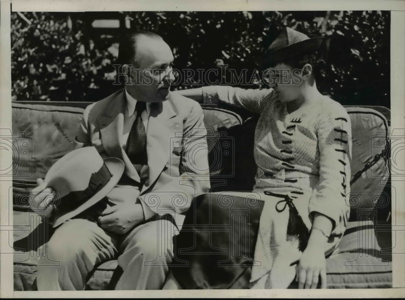 Load image into Gallery viewer, 1936 Press Photo Irish Free State Minister,on vacation w/ his wife
