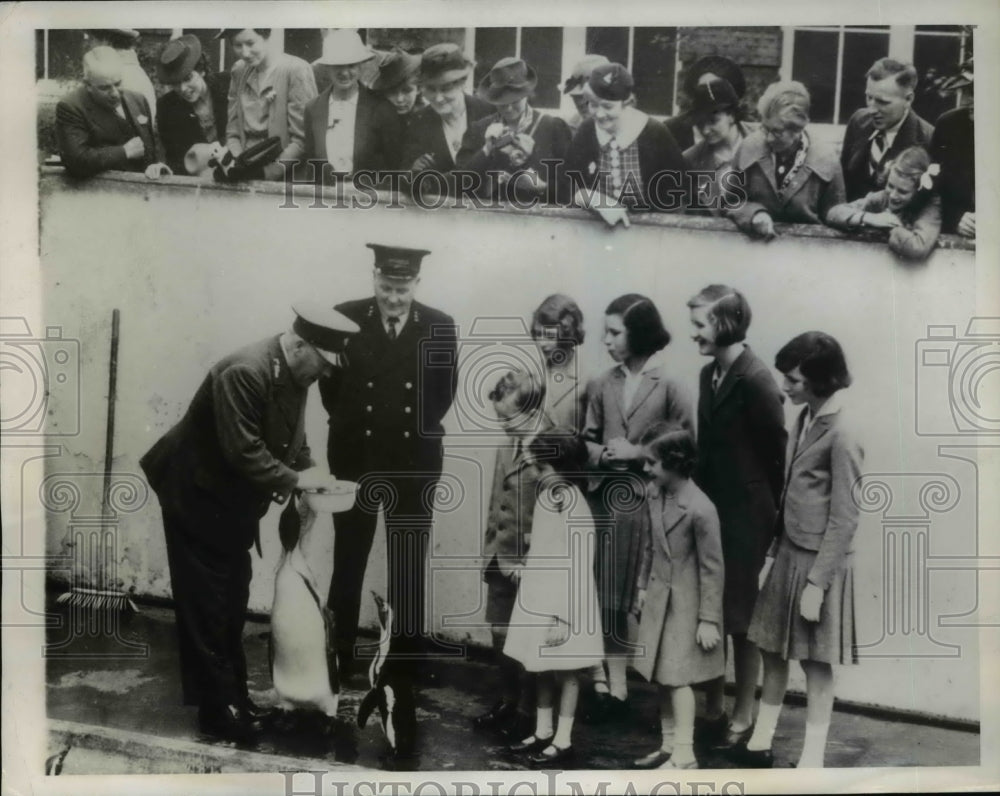 1939 Press Photo English Princesses Elizabeth at the London Zoo
