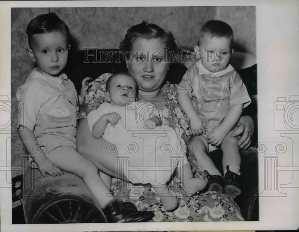 1943 Press Photo Mrs.Clarence McWilliams and their sons with same birth dates