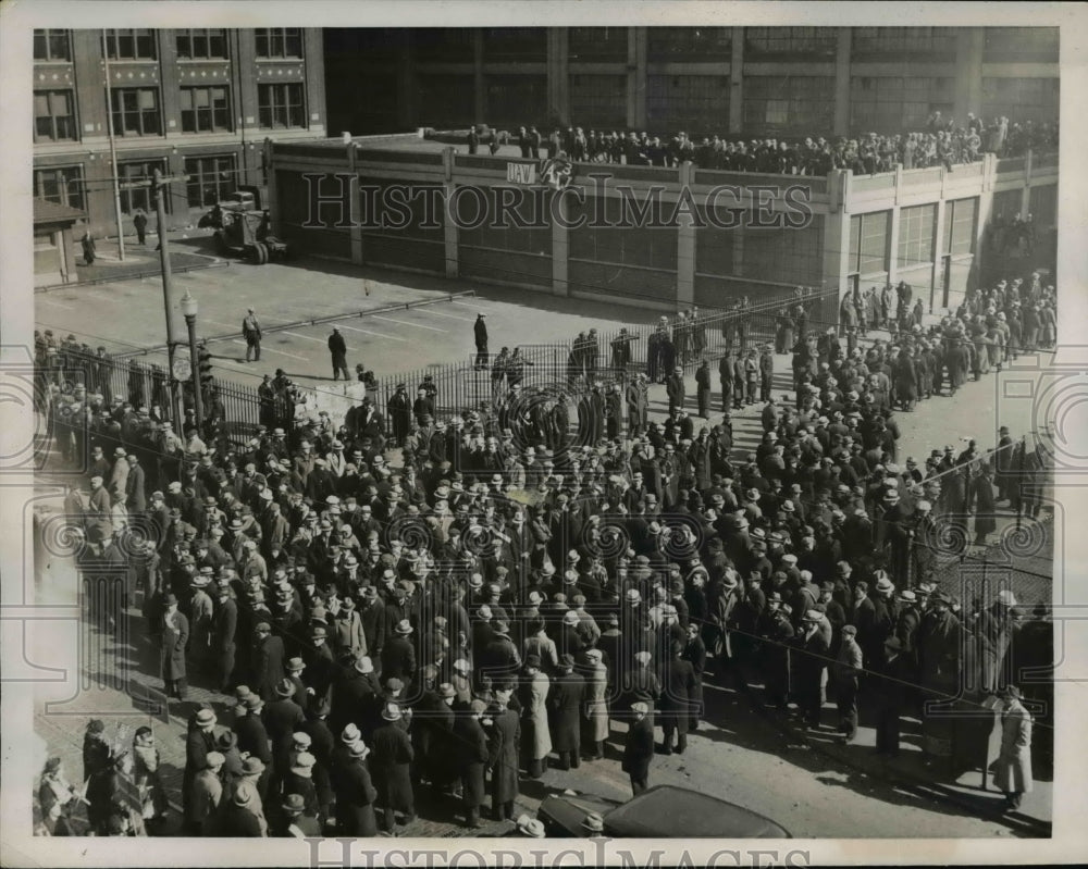 1937 Press Photo Crowd of strikers at the Dodge Division of Chrysler Motors