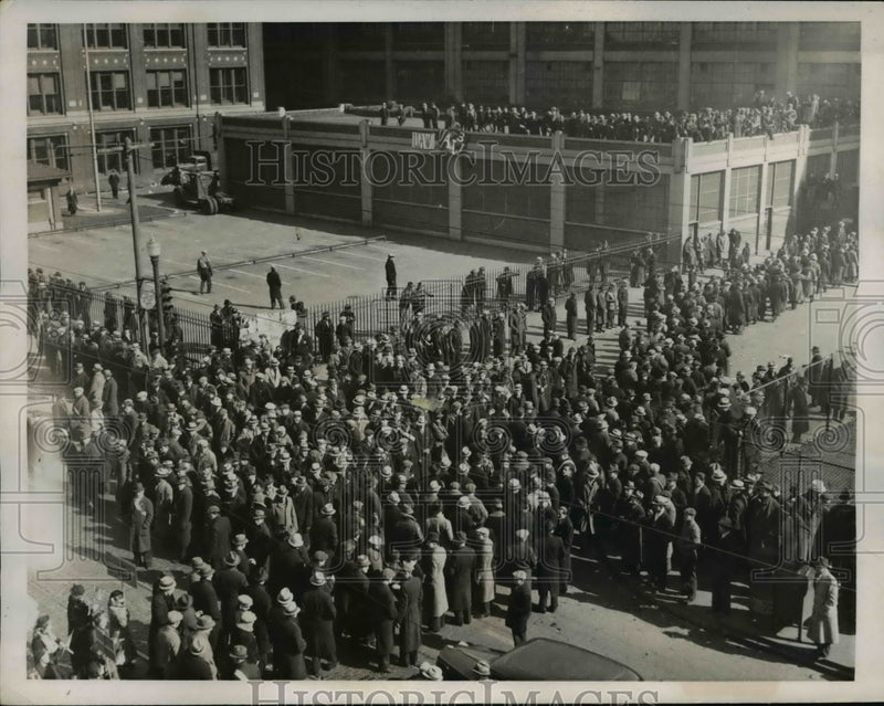 Load image into Gallery viewer, 1937 Press Photo Crowd of strikers at the Dodge Division of Chrysler Motors

