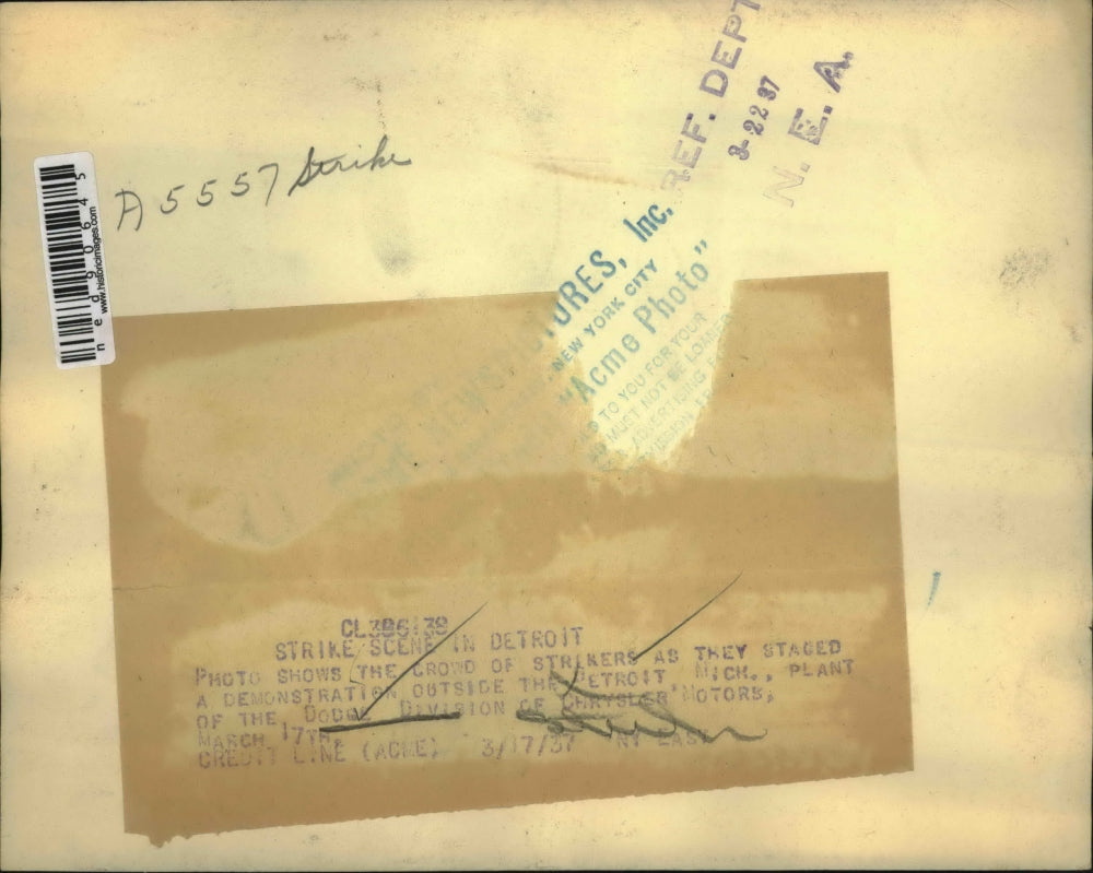 1937 Press Photo Crowd of strikers at the Dodge Division of Chrysler Motors