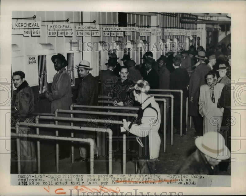 Load image into Gallery viewer, 1950 Press Photo Payday for the striking Chrysler Corporation employees
