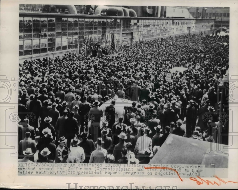 1950 Press Photo Gathered Chrysler Corp. strikers to hear Walter Reuther