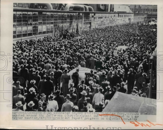 1950 Press Photo Gathered Chrysler Corp. strikers to hear Walter Reuther