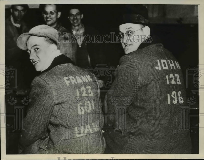 Load image into Gallery viewer, 1937 Press Photo Strikers' sitdown at the Chrysler Corporation Dodge plant
