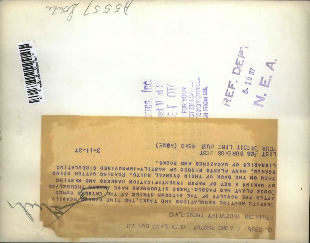 1937 Press Photo Strikers' sitdown at the Chrysler Corporation Dodge plant