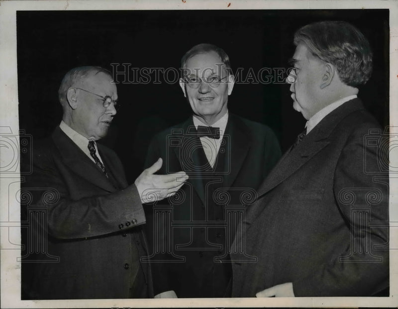 Load image into Gallery viewer, 1945 Press Photo Walter Stacey,William Green and John Lewis
