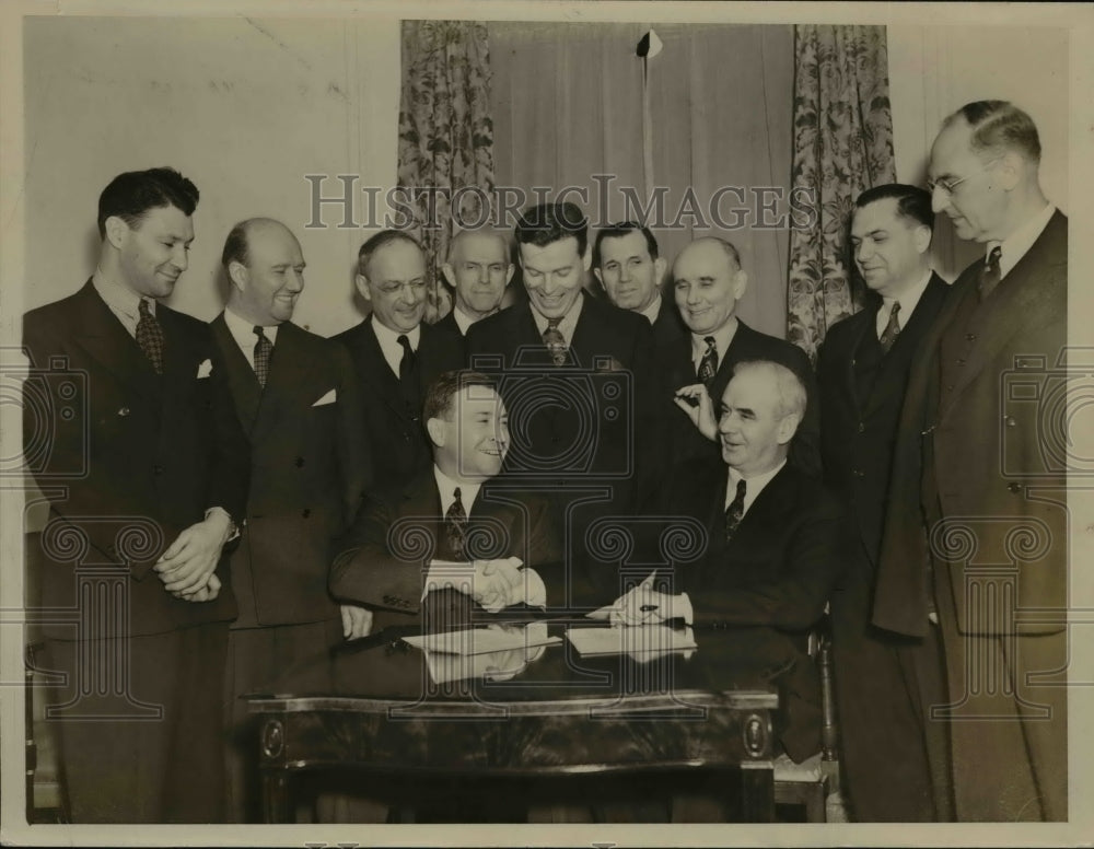 1938 Press Photo Steel Company officials sighs agreement with S.W.O.C