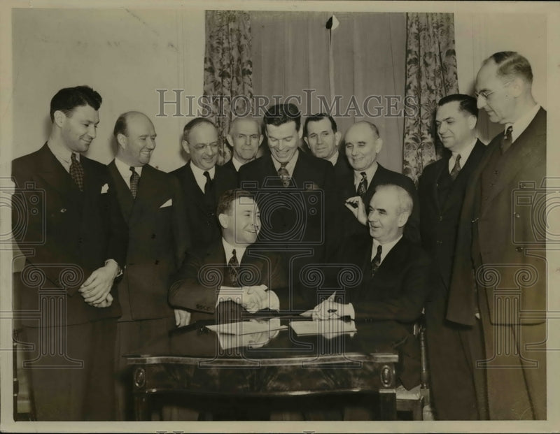 Load image into Gallery viewer, 1938 Press Photo Steel Company officials sighs agreement with S.W.O.C
