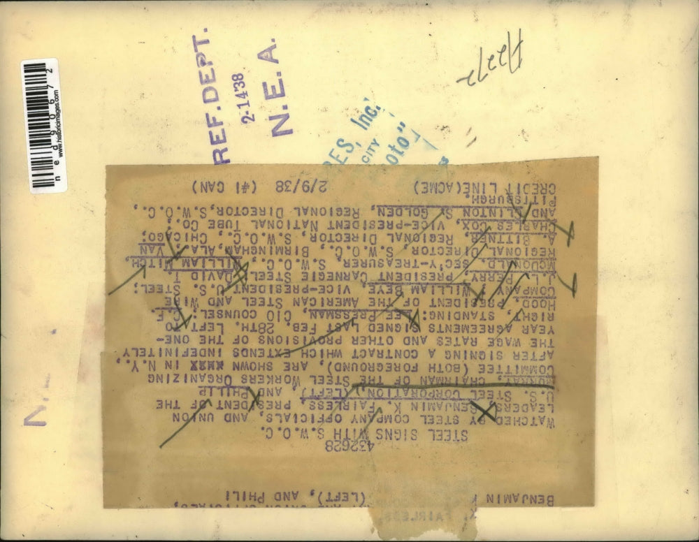 1938 Press Photo Steel Company officials sighs agreement with S.W.O.C