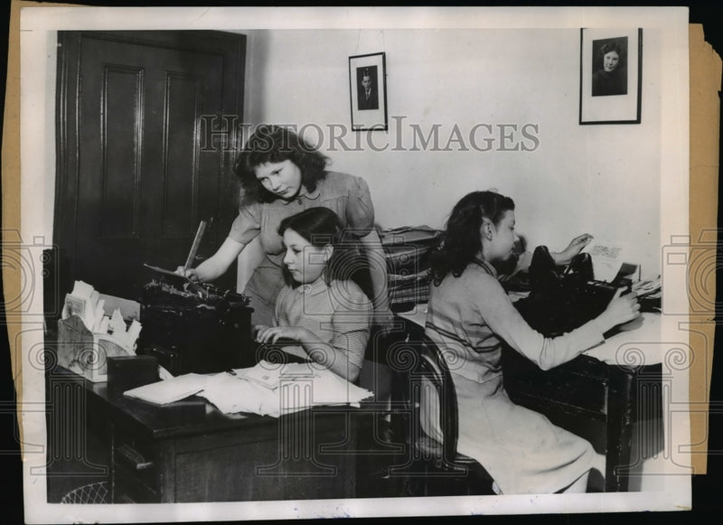 Load image into Gallery viewer, 1947 Press Photo Editor Barbara Willis,Reporter Betty Wakerley and Jean Pratt
