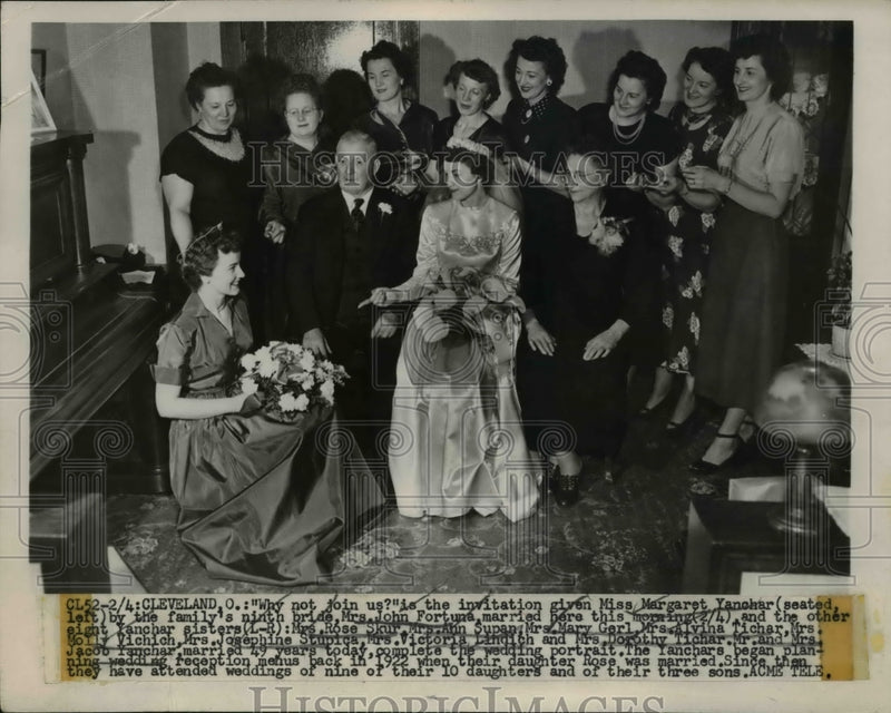 Load image into Gallery viewer, 1950 Press Photo Mr.and Mrs.Yanchar with their ten daughter and three sons
