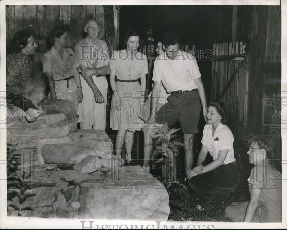 1944 Press Photo Officials at Cow's Nest Hostel