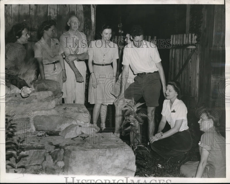 Load image into Gallery viewer, 1944 Press Photo Officials at Cow's Nest Hostel
