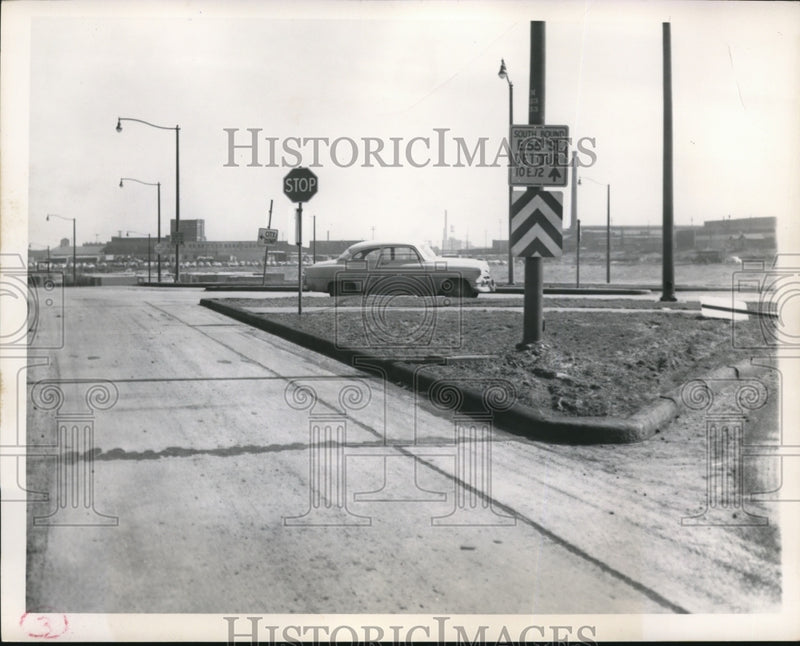 Load image into Gallery viewer, 1955 Press Photo Crossing heading to Shoreway, East 55h Street and Marginal road
