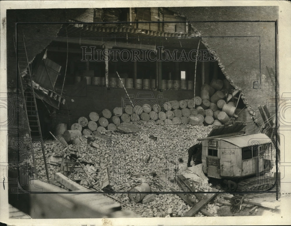 1925 Press Photo Wreckage of a collapsed four-story old building by excavators