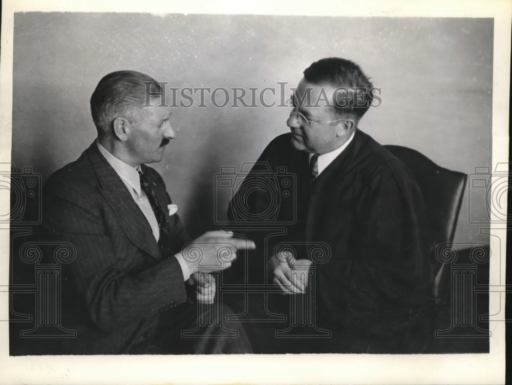 1936 Press Photo English Inspector Charles Edward Leach with Judge Lewe