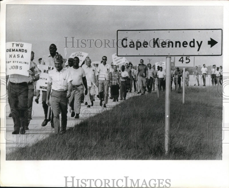 Load image into Gallery viewer, 1969 Press Photo Transport Workers Union demonstration at Cape Kennedy
