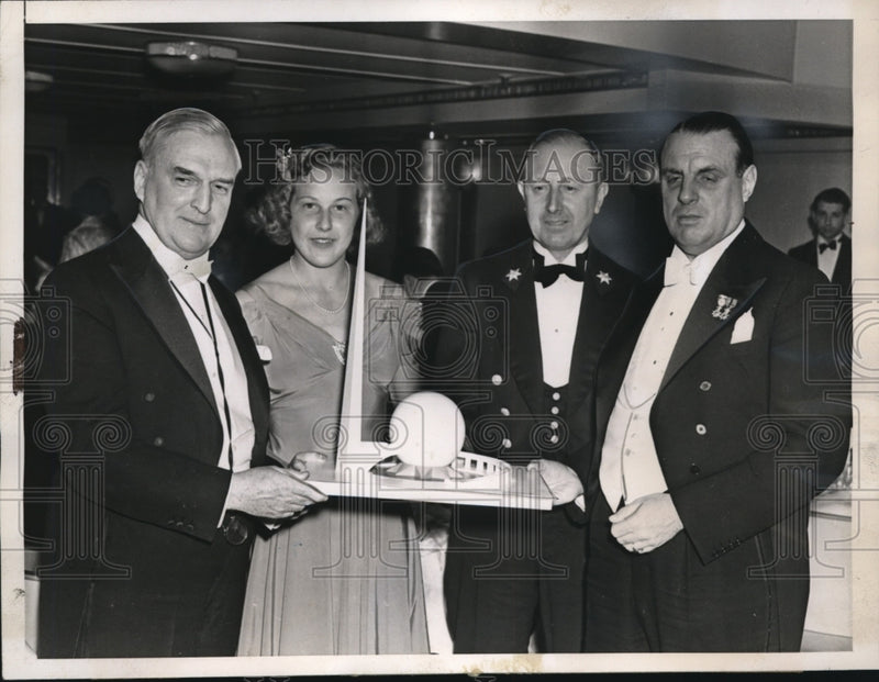 Load image into Gallery viewer, 1938 Press Photo Frank Boorhees,Elise Van Siden,Johannes Bill and Frans Bouman
