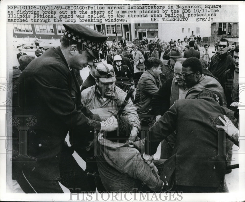 1969 Press Photo of police arresting the demonstrators in the Haymarket Square.