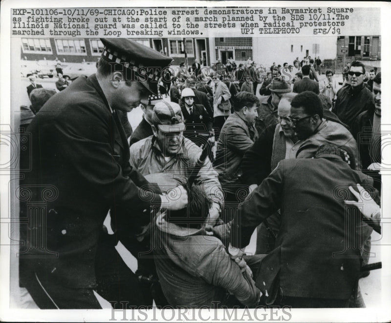 Load image into Gallery viewer, 1969 Press Photo of police arresting the demonstrators in the Haymarket Square.
