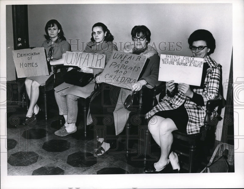 Load image into Gallery viewer, 1969 Press Photo of parents protesting at a school board.
