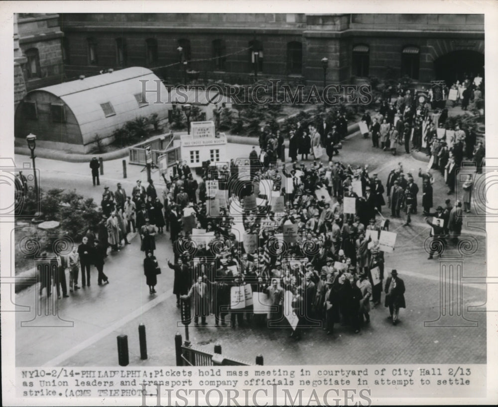 1949 Press Photo Pickets hold mass meeting in the courtyard of City Hall