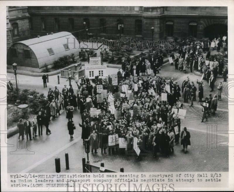 Load image into Gallery viewer, 1949 Press Photo Pickets hold mass meeting in the courtyard of City Hall
