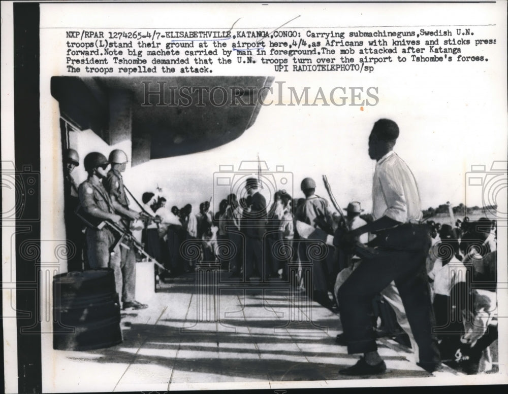 1961 Press Photo of Swedish U.N. Peacekeepers standing guard at an airport.- Historic Images