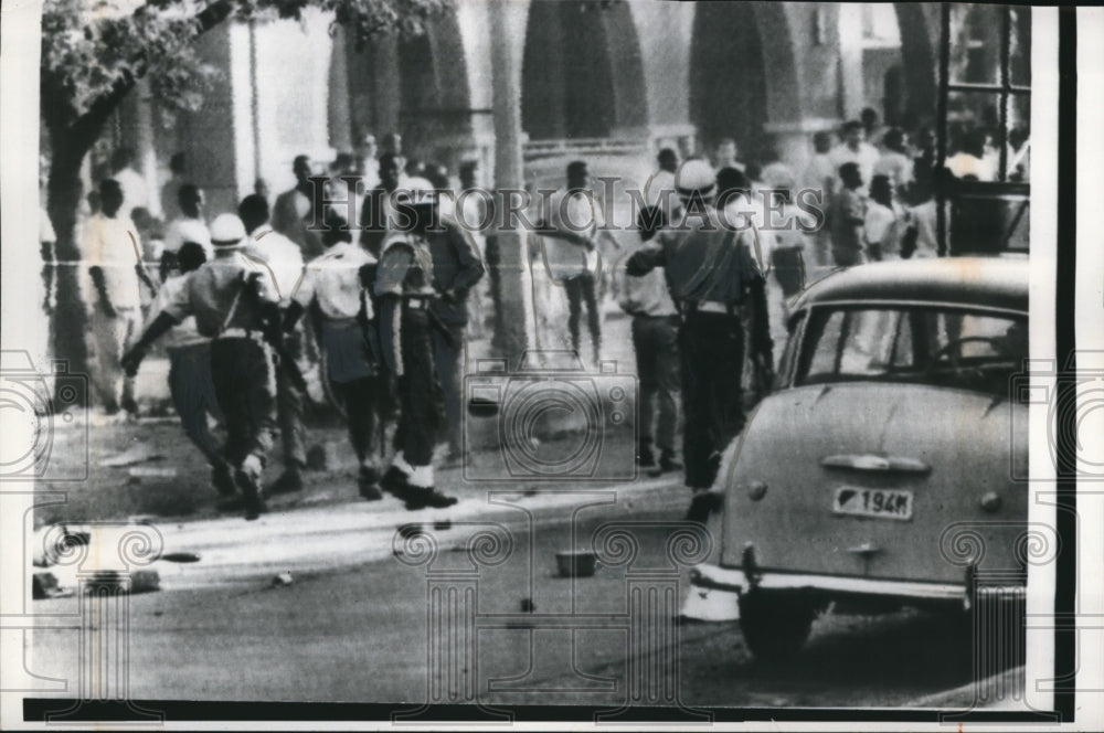 1961 Press Photo of Katanga police pushing back rioters.
