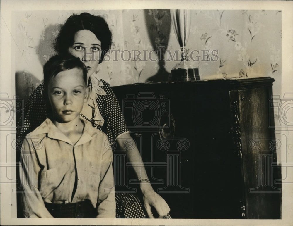 1931 Press Photo of the wife and son of Harold S. Jones. who attempted to fly