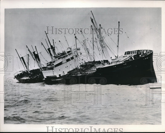 1953 Press Photo SS Loide Panama Sinking after Collision with SS Oulftrade