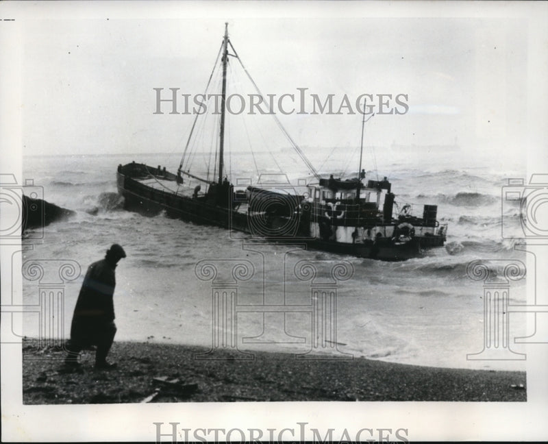 Load image into Gallery viewer, 1949 Press Photo Coastal Collier Arch Glen During Heavy Gales on British Coast
