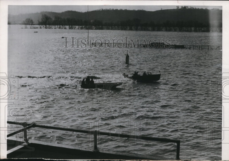Load image into Gallery viewer, 1955 Press Photo Two boats pass the finish line at inundated at River Downs
