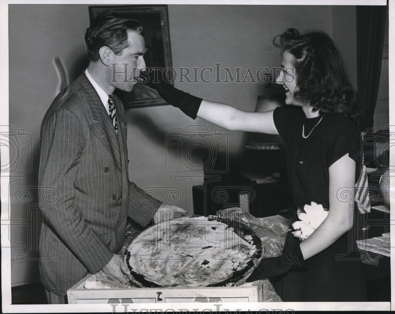 Load image into Gallery viewer, 1946 Press Photo Queen of the Erie County Cherry Festival and Matthew Connelly
